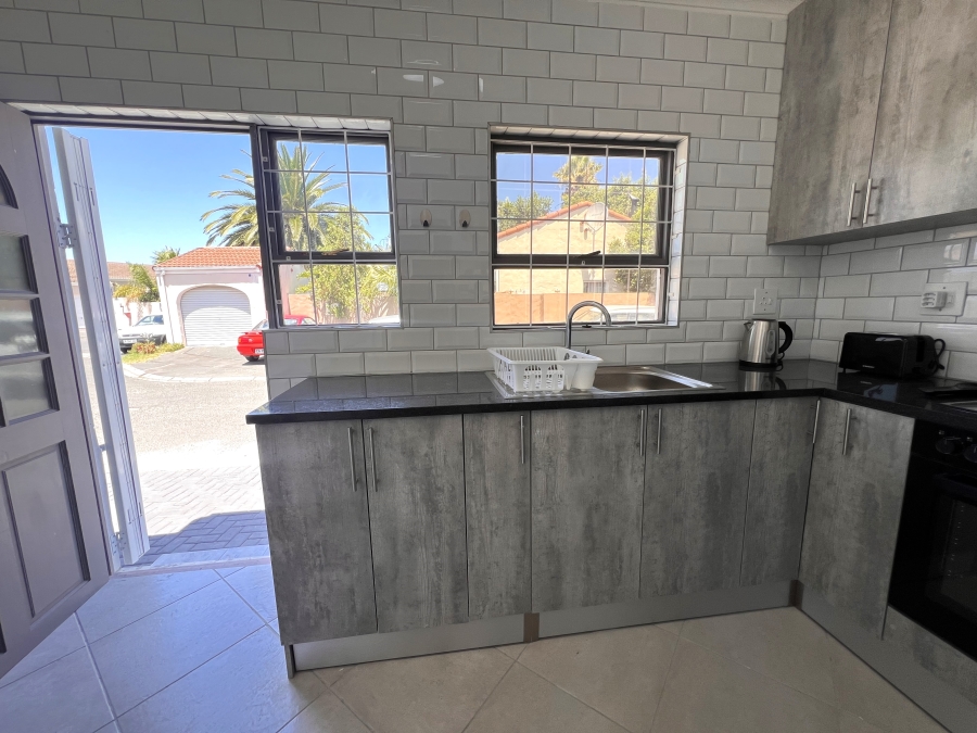 To Let 1 Bedroom Property for Rent in Flamingo Vlei Western Cape